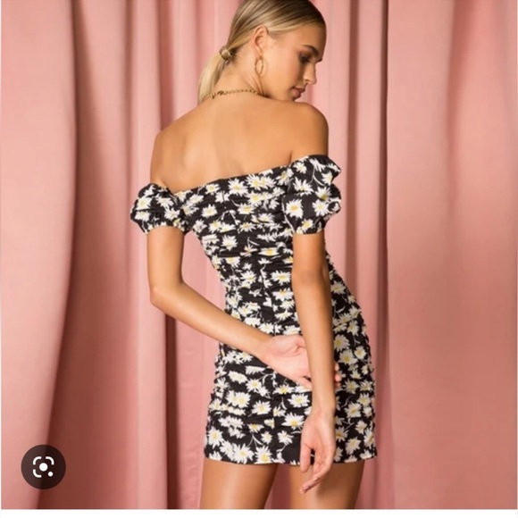Superdown black off the shoulder daisy ruched mini dress - Picture 3 of 8